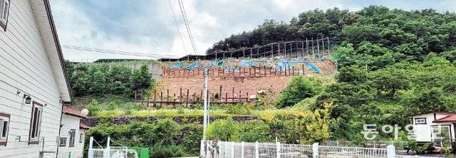 17일 오후 경북 청도군 풍각면 월봉리의 산지 태양광 발전 시설은 비탈면 콘크리트 옹벽이 무너진 채 방치돼 있다. 2년 전 붕괴 뒤
사업자와 청도군은 철제 구조물과 나무판 등으로 임시 조치만 해뒀다. 청도=지민구 기자 warum@donga.com