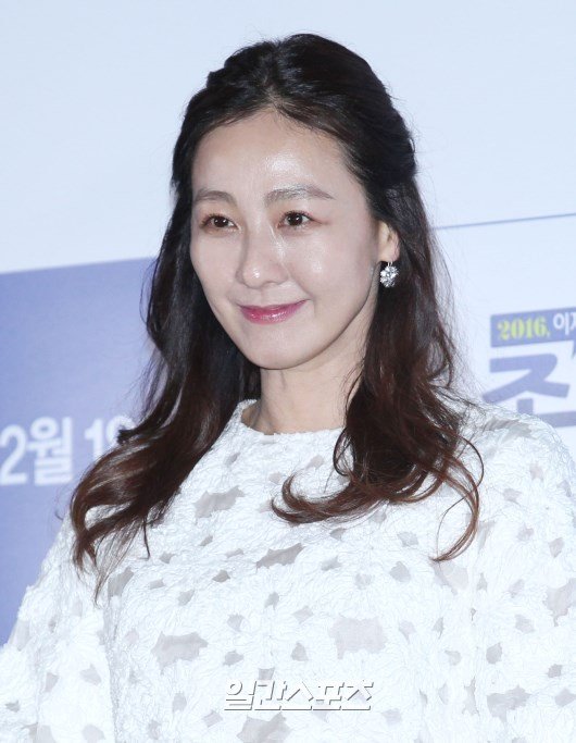 Actor Lee Mi-yeon returns to the drama protagonist in 11 years.A Drama official said on the 24th, Lee Mi-yeon decided to appear in the drama killer Queen.Killer Queen is a story about a psychiatrist who became a Chaebol daughter-in-law looking into the extreme ambivalence of trauma and humanity that he experiences during his period of passion, divorce and disappearance.Lee Mi-yeon plays the queen of Sams Club, who manages the secrets and assets of Korean VVIPs in the play.Each of them was trusted by the powerful people and the Celebs who could not go to the hospital for secret reasons, solving the psychiatric problems that he had reached his main customer base.A barbershops daughter with no background has taken control of VVIPSams Club with one doctors license.Killer Queen tells the lives of Queen who struggle to capture the humanity that collapses in a high-class society through domestic violence, divorce lawsuits, and missing out-of-wedlock cases surrounding Chaebol in the background of the Sams Club and auction.Lee Mi-yeons appearance in Drama is only 11 years since Gangsang Kim Man-duk broadcast in 2010.In the TVN Reply 1988 broadcast in 2015, it is all about appearing as a Sungdeokseon adult role.Lee Mi-yeon, who has never been seen in movies in the past, has been stretching his activities for a long time.The Woman Who Turns Off the Carrier and Gapdongi Kwon, Yum-mi and Kim Hee-jung write scripts and produce a picture. Channel is in discussions with TV Chosun.