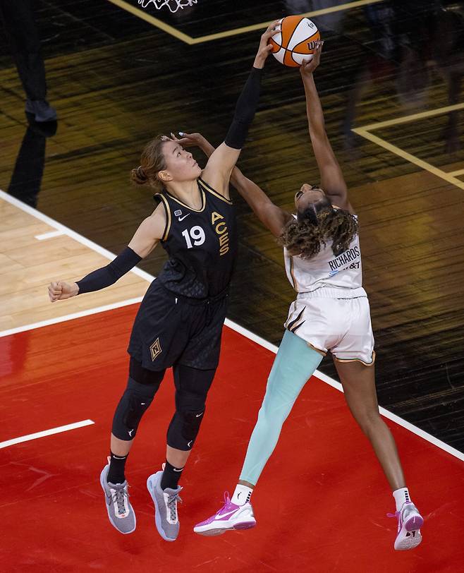 WNBA 라스베이거스 박지수(왼쪽)가 뉴욕 리버티의 디디 리차즈의 슛을 블록슛하고 있다. [AP=연합뉴스]