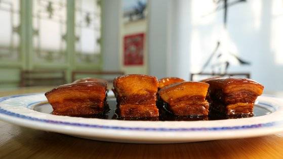 중국 북송시대 시인 소동파의 이름에서 유래한 삼겹살 요리 ‘동파육’. 신계숙 교수의 버전은 유독 부드러워 '티라미수 동파육'이란 별명을 갖고 있다. 서정민 기자