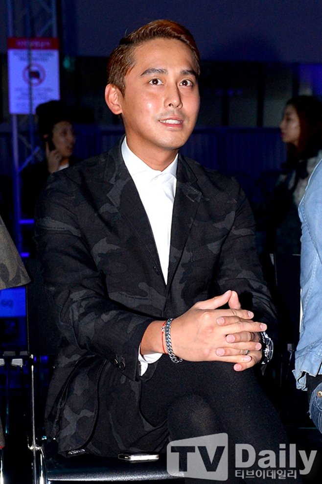 Kim Sang-hyuks comments from the group Click-B have brought a strong afterstorm.His divorce, mentioned on YouTube, continued to an unexpected situation, leading to his ex-wife Song Dae-ye and the war.Kim Sang-hyuk appeared as a guest in the YouTube channel Bechan Entertainments Adong Shindang released on the 23rd, and was shown to see the shamans.On this day, Kim Sang-hyuk confided in his troubles to the shaman, Manchuria, saying, There is a romance for the family.I do not think I want to marriage right now, but I wonder if I have any luck in achieving a whole family later. I think it was loud, said Manchuria, who said, It is a house with a lot of gods in it.But did you not experience it once? Kim Sang-hyuk then said, If I am going to talk about private amnesty, but there are many things I am talking about because of my opponent.I also think it is the wrong choice. I think I should look at a woman a little deeply, but I see it too, and I think its important to look, but if you look charming and homely, its harsh.If you seem to understand yourself, you think you can live with responsibility.I think I will do it again at 42 years old when I see it. After the video was released, his ex-wife Song Dae-ye expressed displeasure at Kim Sang-hyuks remarks, saying, I think I want to be an issue.I do not know who I think and what I am thinking. In particular, he also captured and posted a mobile phone photo album folder with albums such as recording files, katok captures, and evidence videos.Kim Sang-hyuk also responded immediately to the Songdaye sniper, who said: Dont you know what the Hamgu means, I never said it was anyones fault. I just wanted to not say it.You make the issue and I pay the article. It seems like Im just going to see the situation and not see it. He said, I have never mentioned it a number of times. I just talked about the process of living. I do not know if it mixes like a divorce.It seems contradictory because it is so combined. He also expressed his position on the contents of Song Dae-yes interview.The two people who once made love became misunderstood and hurt.One year after the divorce, it is noteworthy whether the conflicts of those who are continuing their work on the day will be sealed in the future.