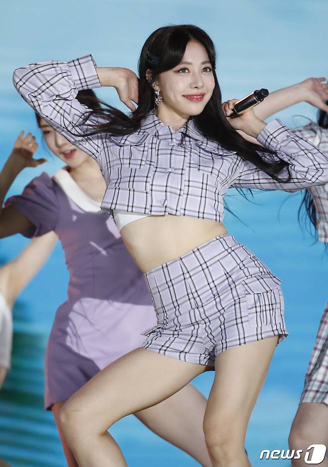 Seoul=) = Brave Girls Eunji is performing a spectacular performance at the 27th Dream Concert at Seoul Suwon World Cup Stadium on the afternoon of the 26th.2021.6.26.