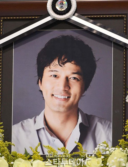 The deceased was diagnosed with brain death on June 26, 2016, ending his short life: the age of 43.The family decided to share the United Network for Organ according to Kim Seong-Min, who usually expressed his intention to united network for Organ Sharing to his acquaintances and family, and three organs, including Kim Seong-Mins kidney soy sauce cornea, were donated to five patients.The late Kim Seong-Min made his debut as a Union Bay advertising model in 1991, and became a stardom through MBC drama Meer Girl, and continued to be popular with King Flower Sister and Fantastic Couple.In 2009, he appeared in KBS2 entertainment Mans Qualification and was nicknamed Kim Bong Chang and was loved in entertainment programs.In 2010, he suspended broadcasting activities on charges of taking Drug.After receiving the probation, he returned to the JTBC drama Can We Marry in 2012 from the following year and aimed to recover.In 2013, he remarried and had a new family.However, he was arrested again in 2015 for allegedly administering Drug, and he was released from the detention center in January 2016 after receiving the Judgment of 700,000 won in October.photo joint foundation