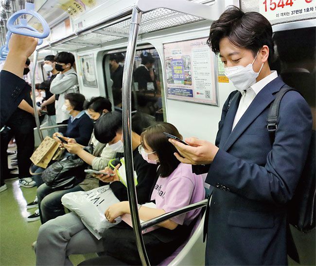 이준석 국민의힘 대표가 퇴근길 지하철 안에서 휴대폰을 들여다보고 있는 모습. /김종연 영상미디어 기자