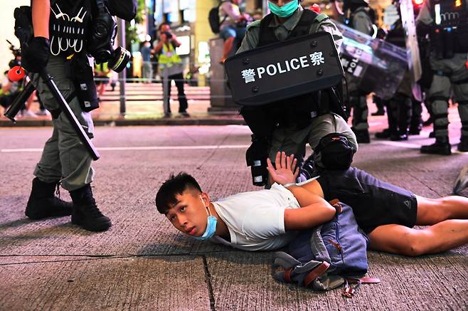지난해 7월 1일 홍콩 반환 23주년 기념일을 맞아 거리로 나선 민주화 시위 참가자를 경찰이 체포하고 있는 모습 [EPA]