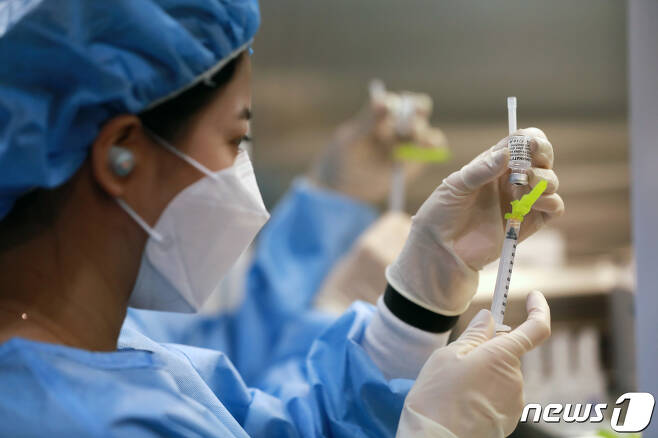 서울 영등포아트홀 예방접종센터에서 의료진이 화이자 백신을 추출하고 있다. 2021.6.4/뉴스1 © News1 구윤성 기자