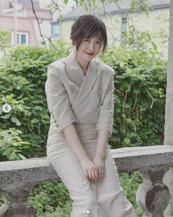 Actor Ku Hye-sun showed off her fairy-like lookKu Hye-sun posted a picture on his Instagram on the 29th with an article entitled Picture B Cut.The photo shows Ku Hye-sun taking various poses and facial expressions while taking pictures.Ku Hye-sun, wearing a linen-clad suit, boasted a Hwasa and innocent vibe.Meanwhile, Ku Hye-sun will play screenplay, directing and acting in the movie Dark Yellow. It is known that Ahn Seo-hyun, Lim Ji-gyu, Yeon Je-hwan and Yoon Hyuk-jin will appear in the film.
