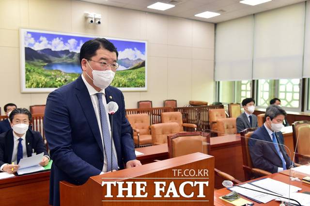 최종건 외교부 1차관(왼쪽)이 29일 오전 서울 여의도 국회에서 열린 외교통일위원회 전체회의에서 인사말을 하고 있다. 당초 이날 회의에 정의용 외교부 장관이 참석할 예정이었으나 지난주 동남아 순방을 마치고 귀국한 탑승편에서 코로나19 확진자가 발생해 모든 일정을 취소한 후 자가격리에 들어갔다. /국회=남윤호 기자