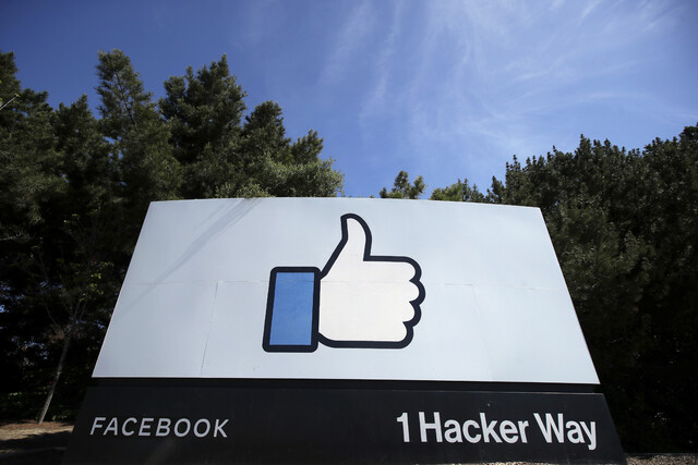 미국 캘리포니아주 멘로파크의 페이스북 본사에 설치된 ‘좋아요’ 로고 모습. AP 연합뉴스
