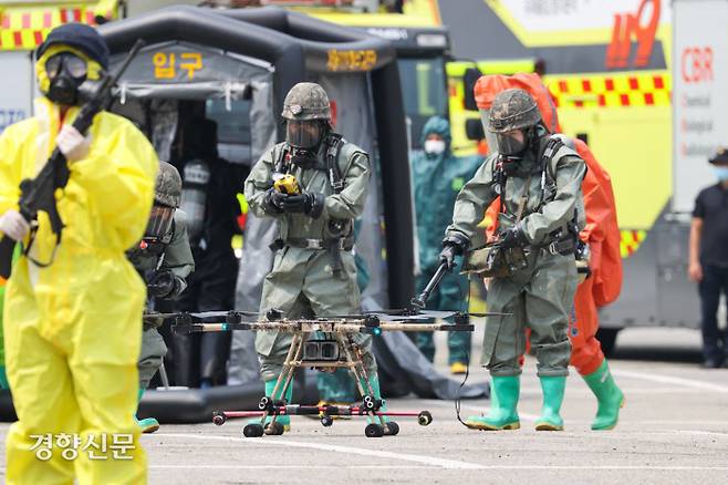 29일 서울 송파구 잠실종합운동장 서문주차장에서 서울경찰청과 민,관,군 6개 기관이 참여한 ‘드론테러 대응역량 강화를 위한 테러 훈련 시범’이 열리고 있다. / 이준헌 기자