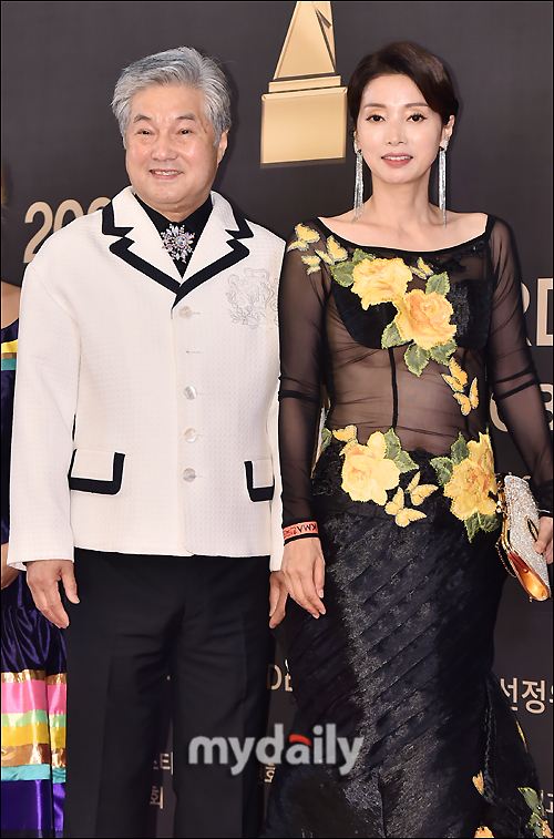 Actor Han Ji-Il (left) and Kim Sung-hee have photo time at the photo wall event of the 2021 K Model Awards ceremony held at Seoul Nonhyun-dong Elliena Hotel on the afternoon of the 29th.