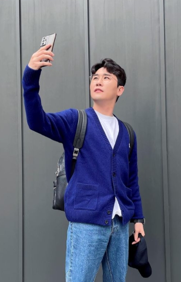 Young Tak released a photo of Selfie on his agency, Millagro Instagram, on the 29th.Young Tak, in the photo, showed a refreshing charm by matching white inners with blue black and jeans, adding a young sense of a leather bag on his shoulder and a baseball cap in his hand.Its not a 1983, but a 1993 fashion like Young Tak County. Here, a spoonful of handsomeness adds to the appeal.Young Taks young sense is related to Takyworld, which is scheduled to open in August.Young Tak is raising hopes that he will find more new fans through Taky World.