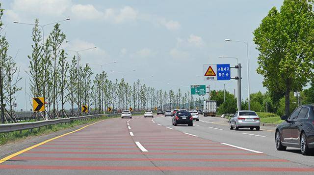 쉐보레의 스포츠카 '카마로 SS’와 함께 자유로 연비와 주행감각에 대한 측정을 했다.