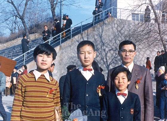 1973년 2월 윤석열 전 검찰총장이 단짝 친구들과 함께 찍은 대광초 졸업식 사진. 좌측부터 재미철학자 고(故) 김원유 교수, 윤 전 총장, 이철우 연세대 법학전문대학원 교수.