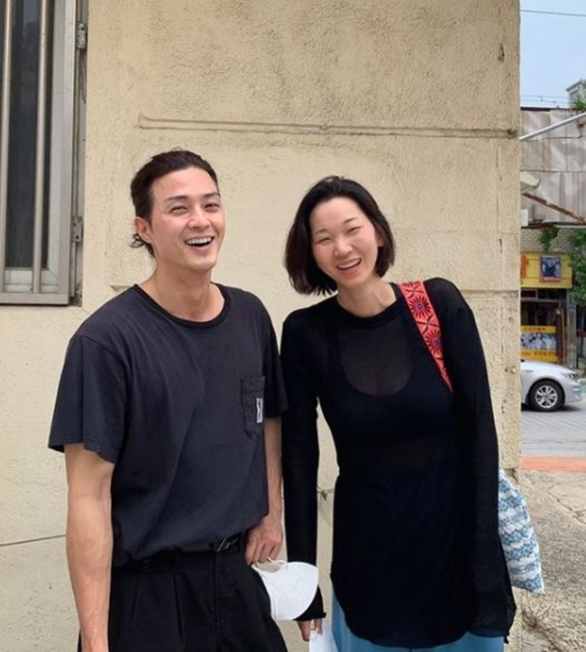 Model and actor Jang Yoon-ju boasted a strong friendship with Kim Ji-hoon.Jang Yoon-ju wrote on his personal Instagram account on June 30, The way out of Gwangju to eat ducks.You have a small face, but you have a big face, so I posted a picture with the article So much Darjeeling is a long brother and sister.The photo shows Jang Yoon-ju and Kim Ji-hoon smiling brightly as they look at the camera, with the cool Smile and the cheerful atmosphere of the two people warming up.They recently confirmed their appearance on Netflixs Korean version of The House of Paper.Meanwhile, Jang Yoon-ju married a businessman in 2015 and has a daughter, Lisa, in her family.