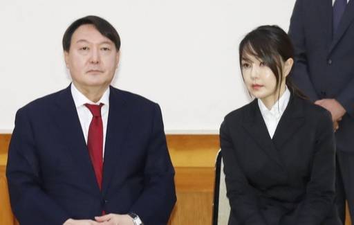 윤석열 전 검찰총장(왼쪽)과 부인 김건희 코비나 컨텐츠 대표. 사진=연합뉴스