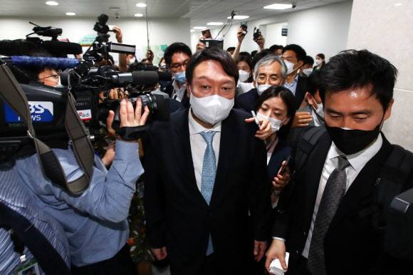 대권주자인 윤석열 전 검찰총장이 30일 서울 여의도 국회 소통관을 방문, 출입기자 등과 인사를 마친 뒤 돌아가고 있다. 연합뉴스