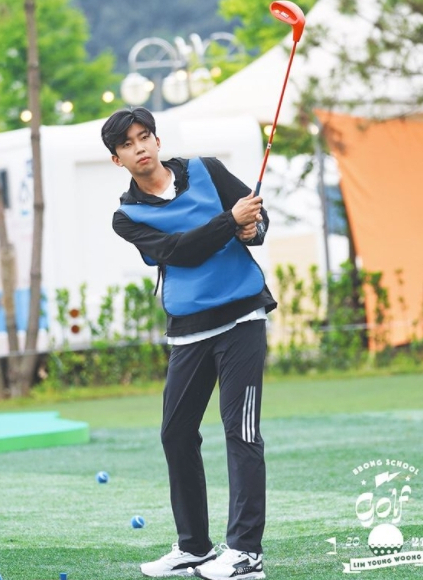 TV Chosun Mulberry monkey school released a special behind-the-scenes cut of golf kings.Lim Young-woong in the public photo attracted Eye-catching in a golf textbook-like posture.It was perfect to keep an eye on the club, the position of the foot, the ball, and the end of the ball.It will be broadcast at 10 p.m. on the 30th.