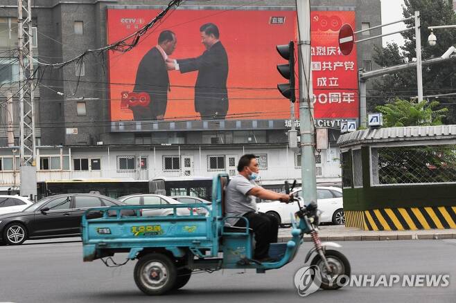 [로이터=연합뉴스] 베이징의 대형 실외 전광판에 방송되는 시진핑 주석의 동영상