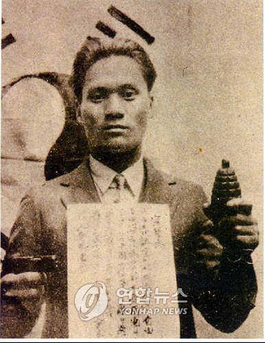 윤봉길 의사 윤봉길의사가 거사 3일전 한인애국단 선서식에서 찍은 사진. (본사자료)1999.4.27
<저작권자 ⓒ 1999 연 합 뉴 스. 무단전재-재배포 금지.>