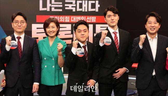 국민의힘 이준석(오른쪽) 대표가 30일 서울 중구 TV조선 스튜대오에서 열린 국민의힘 대변인 선발을 위한 토론 배틀 '나는 국대다(국민의힘 대변인이다)' 4강에 오른 신인규(왼쪽부터), 김연주, 임승호, 양준우 후보와 기념촬영을 하고 있다. ⓒ국회사진취재단