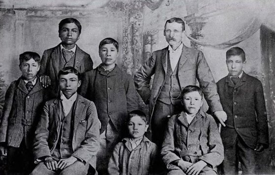 캐나다 서스캐처원주 기록보관소가 공개한 지난 1896년 원주민 기숙학교의 학생들과 강사의 모습이 담긴 사진. EPA=연합뉴스