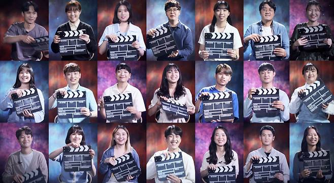 경향신문과 EBS가 만난 대학생 21명. 학생들이 슬레이트를 치기 위해 자세를 취하고 있다.