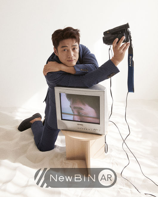 Actor Ji Jin-hee released a picture of Omaju on the 1st of the trademark Mirror Self.Ji Jin-hee, who gave a hot family affection to the house theater to protect his beloved family against the huge forces in the drama Undercover, completed the first virtual reality magazine NewBIN AR (Newbin AR) and a new concept picture with the end of the drama.In this photo titled Ji Jin-hee and Ji Jin-hee, Ji Jin-hee has filled with various imaginations about questions and answers about Who am I, another me in me?Especially in the making video, the poem of Mirror read in the 3D visual of Ji Jin-hee in the virtual reality and the voice of the bass sound were combined with the full to capture the eyes and ears.Ji Jin-hee in the public picture matches the vintage blue set-up suit and humorously captures his appearance with a home video and a cathode ray tube that lifts the 90s mood to the full.Within one frame, two Ji Jin-hee co-existing funny cuts were also completed, followed by a black-and-white stare at the camera and a colourful Ji Jin-hees intense portrate.In an interview with the pictorial, Ji Jin-hee honestly expressed his worries and thoughts about his identity.Actor thought it was impossible for anyone to do it, and he was not interested in it. The paths of Actor were connected, and he began acting.I wanted to do it, he said, referring to the last episode of Actors path.I decided to act, and for two years I thought, What am I? and I came here. This way, Im very hard.I know me, so I dont get swept away.The last question about the belief I want to keep is I want to be a good father and a good Husband.It is my job, and it is everyones job. Before Actor, I finished the interview with the idea of ​​Father Ji Jin-hees life.newBIN AR