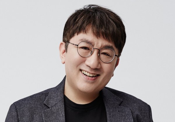 The key to the organizations overhaul is to announce plans to establish a joint venture (JV) with Universal Music Group in February, to announce the joining of Hive by Ithaca Holdings in April, and to make globalization full-fledged through the all-round deployment of top management leaders.First, Chairman Bang Si-Hyuk puts down his position as Kim Do Hoon and concentrates on the board of directors to participate in the decision-making of core businesses.The role of Music Producers, my specialty, continues faithfully.Hives new Kim Do Hoon is headed by former HQ CEO Park Ji-won.Park Ji-won Kim Do Hoon has been concentrating on organizing the overall organization in line with the companys rapid growth rate after joining Hive last May.In the future, we will oversee Hives management strategy and overall operation.United States of America headquarters Hive Americas operates under the respective systems of CEO Yoon Seok-joon and CEO Scooter Brown.Yoon Seok-joon is the leading figure in pioneering a new type of K-pop business model and bringing Hives predecessor, Big Hit Entertainment, to its current position.Based on this experience, we plan to lead the United States of America market to produce important challenges to transplant the K-pop business model in earnest, to nurture new people and to lead marketing.The global audition project, which is preparing to establish a joint venture with Universal Music Group (UMG), will be the first sign.Scooter Brown is the CEO of Hive Americas, leading the existing Ithaca Holdings business and leading the overall operation of Hives United States of America business, while strengthening Hives position and competitiveness in United States of America.Lee Jae-sang, who led Hives acquisition of Ithaca Holdings, also moves to United States of America as a Chief Operation Officer (COO) of Hive Americas.Lee Jae-sang COO plans to concentrate on maximizing the synergy between Hive business structure and Ithaca Holdings after the acquisition of Ithaca Holdings.Hives Japan corporations also have a regional headquarters structure through integration and separation.Hive Solutions Japan, Hive T & D Japan, etc., were incorporated into Hive Japan, and Hive Labels Japan was incorporated under Hives management philosophy, which recognizes the independence of the label.The newly established Hive Japan will be headed by Han Hyun-rok, the new CEO.Han Hyun-rok, CEO of Hive Solutions Japan, has created a foundation for Hive label artists to enter the Japanese market with the sense of a young leader in his 30s.Hive Japan plans to launch Hive Labels Japans first new boy group, which will be on display soon, and to strengthen Hives unique business structure, which leads to labels, solutions and platforms, in line with the characteristics of the Japanese market.
