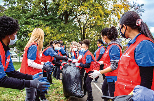 필라델피아 회원들이 북동부 202구역 일대에서 낙엽과 쓰레기, 대형 폐기물을 수거하는 등 클린월드운동에 참여했다.