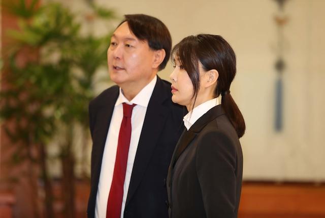 윤석열 전 검찰총장(왼쪽)과 부인 김건희씨. 뉴시스