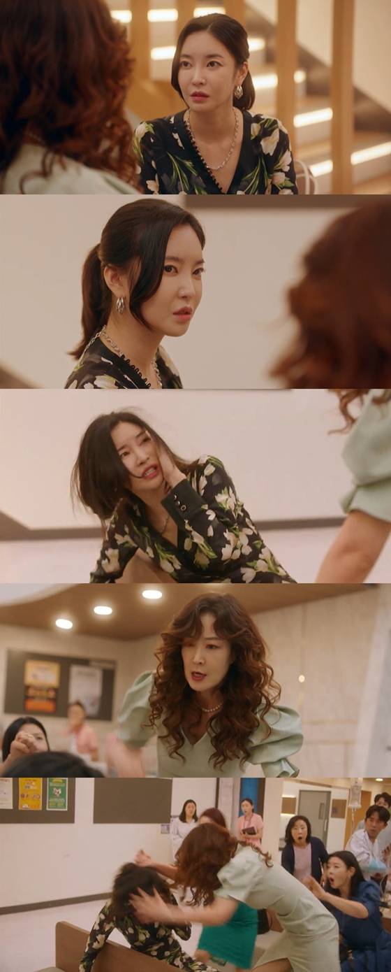 tvN 토일드라마 '마인'에서 김혜화가 김윤지와 싸움을 벌인 장면/사진=tvN 토일드라마 '마인' 방송 화면 캡처
