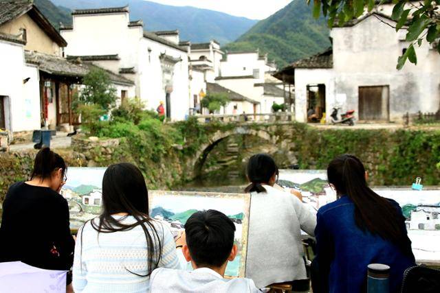 학생들이 이현 노촌 입구에서 마을 풍광을 화폭에 옮기고 있다. ⓒ최종명