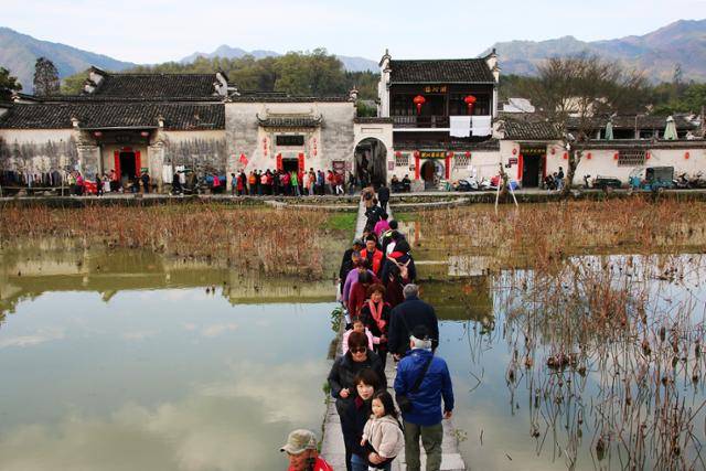 굉촌 남호의 아치형 다리를 건너 마을로 들어간다. ⓒ최종명