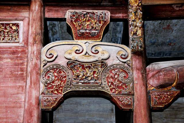 승지당의 기둥 사이 통통한 들보인 헌량과 탱공 .ⓒ최종명