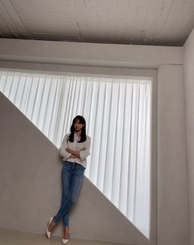 Actor Kim Sa-rang has emitted Goddess beauty.Kim Sa-rang posted a recent photo on July 2 without any writing on his personal instagram.The photo shows Kim Sa-rang leaning against the wall. The unique elegant and sophisticated atmosphere stands out.Kim Sa-rangs neat fashion sense also draws attention: he completed an intelligent look by matching blue jeans and high heels with a white shirt.The netizens who saw this responded such as Biroso Goddess and It is so good to come up with pictures frequently.Kim Sa-rang made his debut in 2000 through the 44th Miss Korea Selection Contest.Since then, he has appeared in dramas such as Love Silver Dong-a, Secret Garden, King and I, Love of this killer, and Millennium Ji-ae.In January, he played the role of Kang Hae-ra in the TV drama Revenge.
