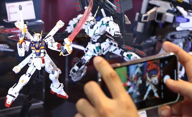 한 소비자가 건담 프라모델을 찍고 있다. /연합뉴스