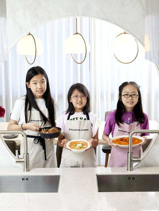 정송은 학생기자·조하나 학생모델·강라임 학생기자(왼쪽부터)가 로제소스 열풍의 주역 로제 떡볶이를 직접 맛보고 솔직한 평가를 내린 후, 집에서 만들어 볼 수 있는 로제소스 요리 레시피도 배워봤다.