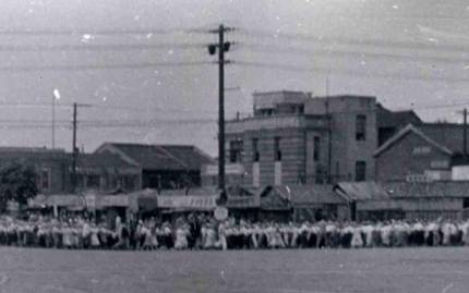 ▲ 1946년 10월 2일 미군정 하에서 대구 시민들이 시위(대구10월항쟁)를 벌이고 있다. 미국립문서기록청 자료