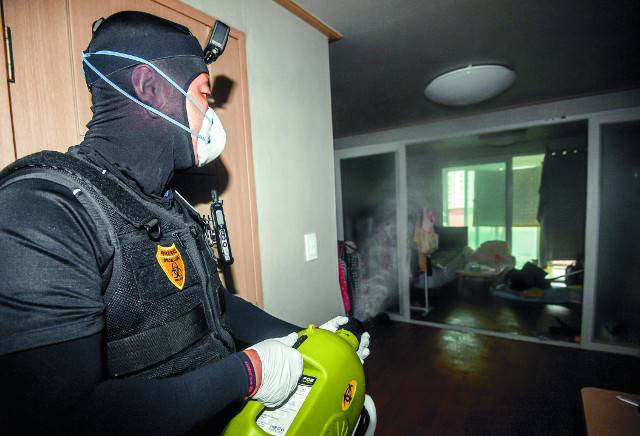 김 대표가 유품정리 현장에서 소독작업을 하고 있다. 오래 방치된 현장들이 많아 오염도가 높다.