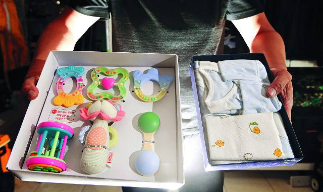 김 대표가 지난달 24일 충북 청주 바이오해저드 사무실에서 사연이 담긴 유품을 들어 보이고 있다. 임신했다는 무속인 여자친구의 말을 믿고 준비해둔 육아용품이지만, 임신은 거짓말이었던 것으로 알려졌다.