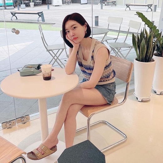Singer Lady Jane (real name Jeon Ji-hye and 37) has revealed her current status.Lady Jane added to the Instagram on the 6th, I would like to recommend a restaurant with a hashtag such as # 1 cup per day # Einspener.The picture was taken at the cafe: Lady Jane, who was posing with Einschpenner in front of her. She was wearing a blue miniskirt.Especially Lady Jane, who added fresh charm with short hair hair. Netizens responded pretty.Meanwhile, Lady Jane recently appeared on MBC Save me Holmes and confessed her extraordinary interest in the interior.