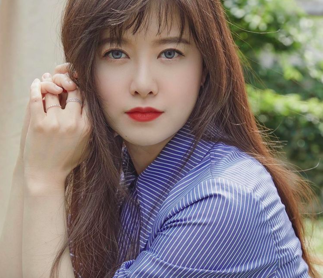 Actor and director Ku Hye-sun collected fans Sight with everyday photosKu Hye-sun uploaded a picture to his instagram on the morning of the 6th and gave a short message saying desire to leave a good picture.When I saw the picture she posted on the day, I stared at the camera with a pose that seemed to take a profile.38, an age-defying vampire, Beautiful looks, grabs the Sight, with a red Lipstick and a worn color lens that highlights the intense image.Meanwhile, Ku Hye-sun is in the midst of filming the production of the film Dark Yellow.Ku Hye-sun SNS