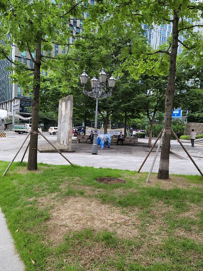 서울 베[를린광장의 모습 - 푸른 곰 뒤로 독일 전통양식의 가로등이 보인다