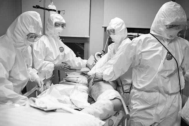 오랜 시간 움직이지 못하는 중환자의 경우 욕창을 예방하기 위해 수시로 자세를 바꿔주어야 한다. ⓒ박기호