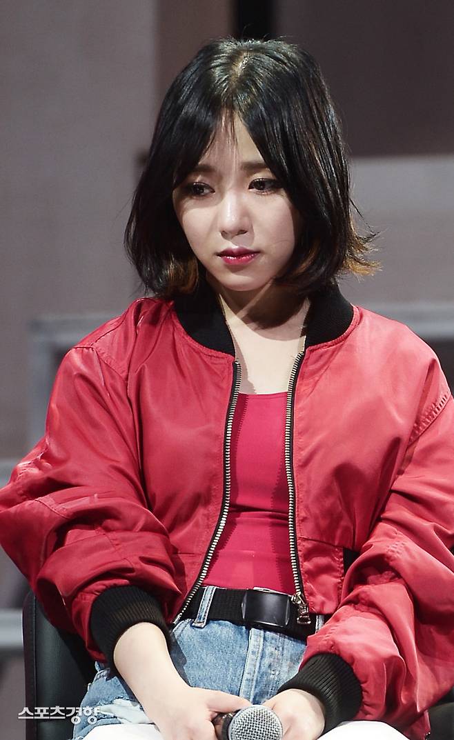 권민아가 라이브 방송 뒤 자신에게 쏟아지는 비판 여론이 높아지자 자숙을 선언했다. 이선명 기자