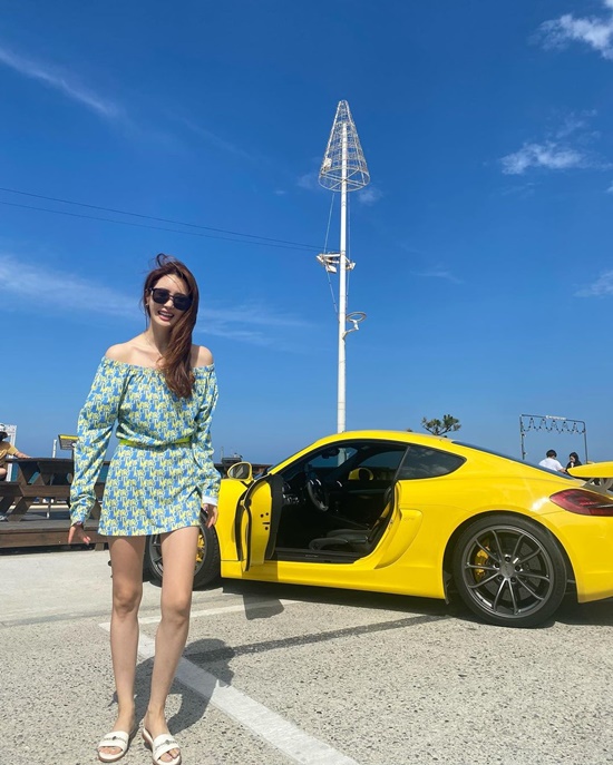 On the 6th, Lee Da-hae posted a picture on his Instagram with an article entitled My car (I wish it had been).Inside the picture is a bright picture of Lee Da-hae, who took a picture in a cool one-piece fashion in front of a luxury Supercar.Lee Da-haes wit is notable, adding a humorous note of how he looked at Supercar.Lee Da-hae, who is looking for his next film after the drama Good Witch Exhibition broadcast in 2018, is currently in public with singer Seven.Photo = Lee Da-hae Instagram