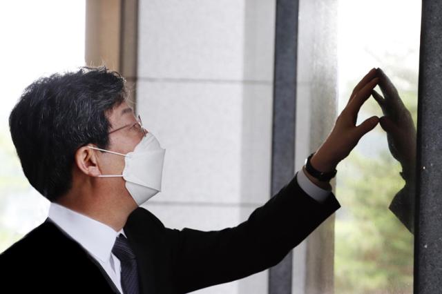 유승민 전 의원이 지난달 24일 서울 용산구 전쟁기념관을 찾아 전사자 추모비를 살펴보고 있다. 연합뉴스