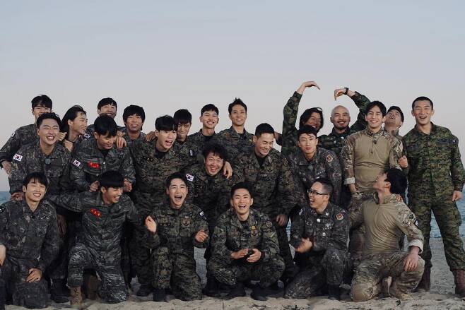 The artist Yook Jun-seo, who appeared in steel unit, revealed his closing remarks.On the morning of the 7th, Yoo Jun-seo posted several photos through his personal Instagram with an article entitled Happy finishes all suffered and thanked.The photo was taken by a group of steel unit cast members, especially the visuals of Yook Jun-seo, who was smiling brightly among the cast, attracted the viewers admiration.The netizens who watched this were full of responses to congratulate the The best of the writers smile, The Yuk Jun-seo is really beautiful, It is also unique aura, It was hard, it was light during the broadcast, It was the best of our Jun-seoOn the other hand, Channel A-SKY entertainment program steel unit is a military team survival program in which reserves from Choi Jeong-ye special forces team up and fight for the honor of each unit.He performed the extreme mission of transcendent physical and high mental power, and the pride of the real special forces.Initially, 24 participants included Park Soo-min, Lee Jin-bong, Lim Woo-young, Lim Seung-cheol, Park Jun-woo, Park Tae-gyun, Park Do-hyun, Kim Hyun-dong, Kim Min-soo Kang Jun Lee Jung-min Kang Won-jae of DT , Jung Sung-hoon of SSU Jung Hae-cheol Hwang Chung-won Kim Min-soo.However, the middle production team announced the news of Parks departure from the broadcasting station. Kim Pil-sung was replaced.iMBC  Photo Source Yook Jun-seo Instagram