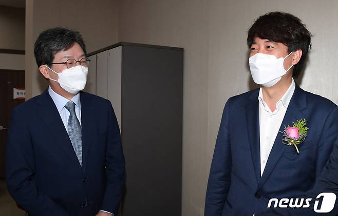 국민의힘 이준석 대표(오른쪽)와 유승민 전 의원이 2일 오전 서울 양천구 kt체임버홀에서 열린 ‘CBS 제30·31대 재단이사장 이·취임 감사 예식’ 에 참석해 대화하고 있다. 2021.7.2/뉴스1